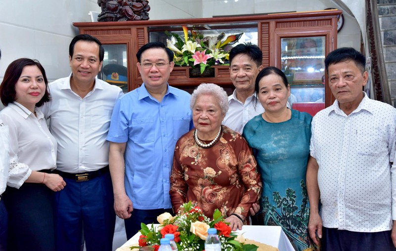 Chủ tịch Quốc hội Vương Đình Huệ cùng các đại biểu với gia đình Bà mẹ Việt Nam Anh hùng Nguyễn Thị Kim Oanh. (Ảnh: Đăng Anh)