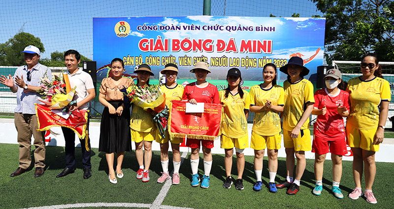 Đại diện Ban Tổ chức giải trao giải phong cách cho 2 đội bóng nam và nữ.