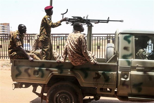 Binh sỹ quân đội Sudan tuần tra tại thủ đô Khartoum. (Ảnh: AFP/TTXVN)