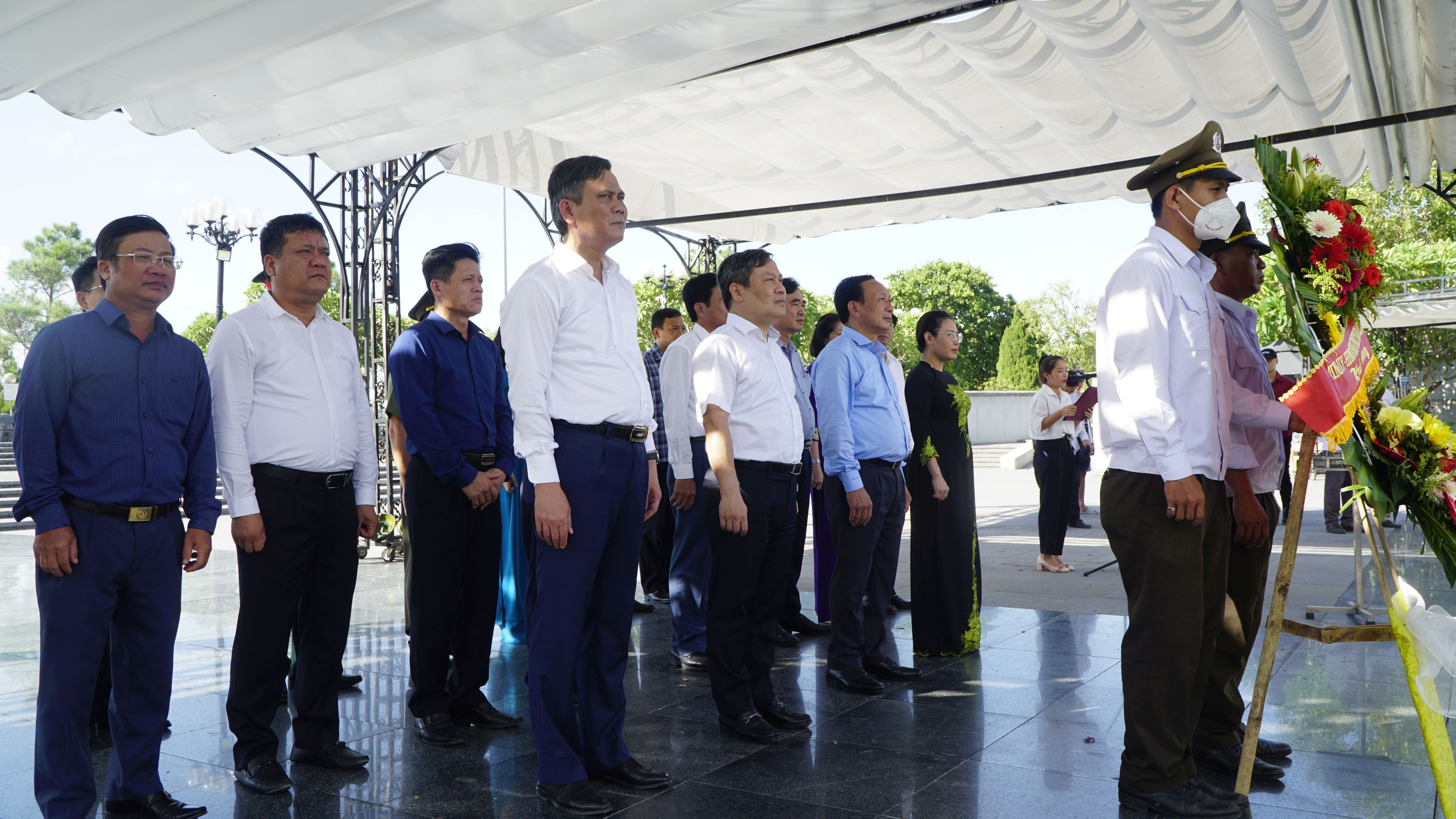Đoàn đại biểu tỉnh dâng hương tại Nghĩa trang liệt sỹ Quốc gia Đường 9.
