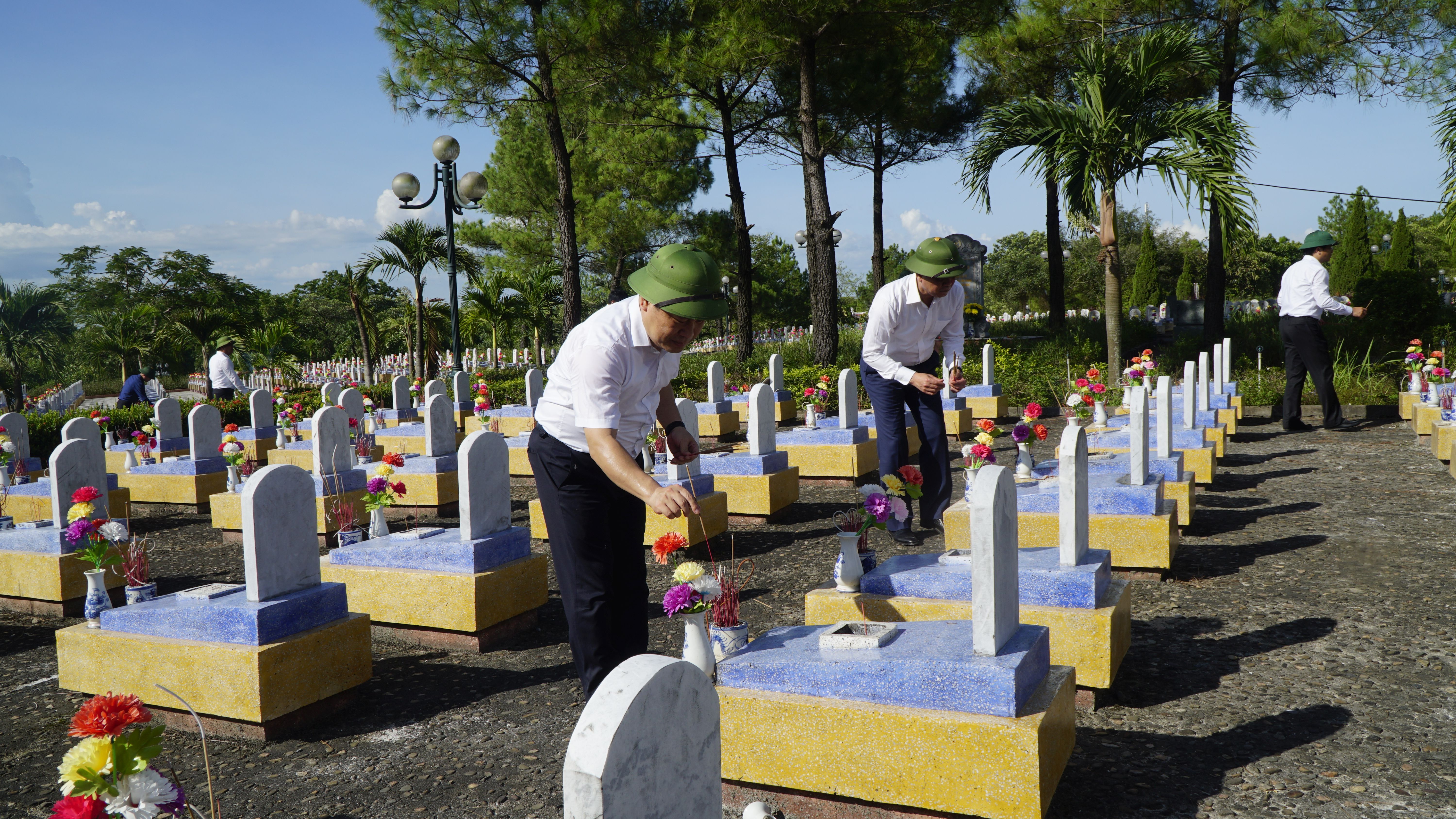 Đồng chí Bí thư Tỉnh ủy Vũ Đại Thắng thắp hương lên các phần mộ liệt sỹ tại Nghĩa trang liệt sỹ.
