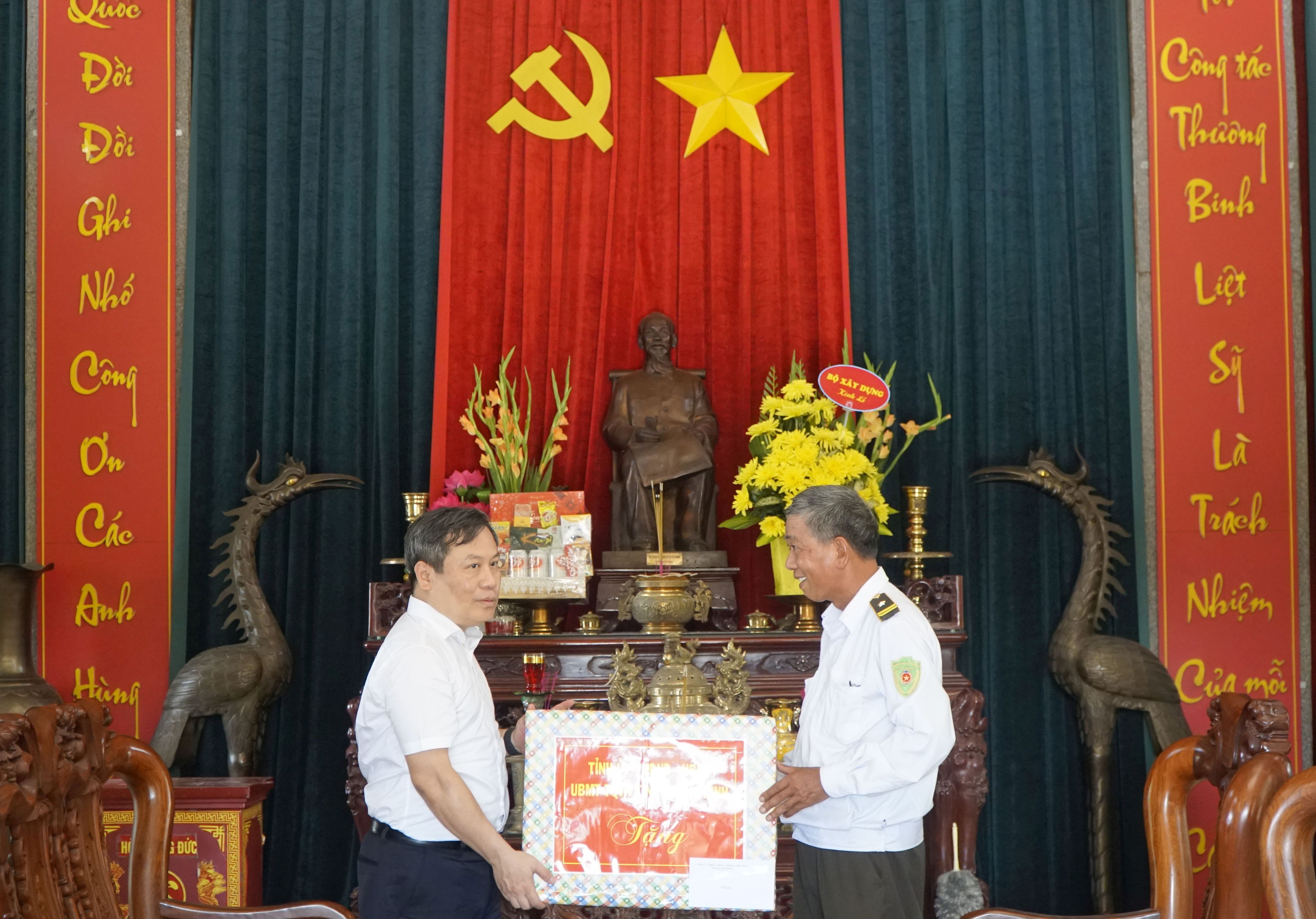 Đồng chí Bí thư Tỉnh ủy Vũ Đại Thắng tặng quà cho cán bộ Ban quản lý Nghĩa trang liệt sỹ Quốc gia Trường Sơn và Đường 9.