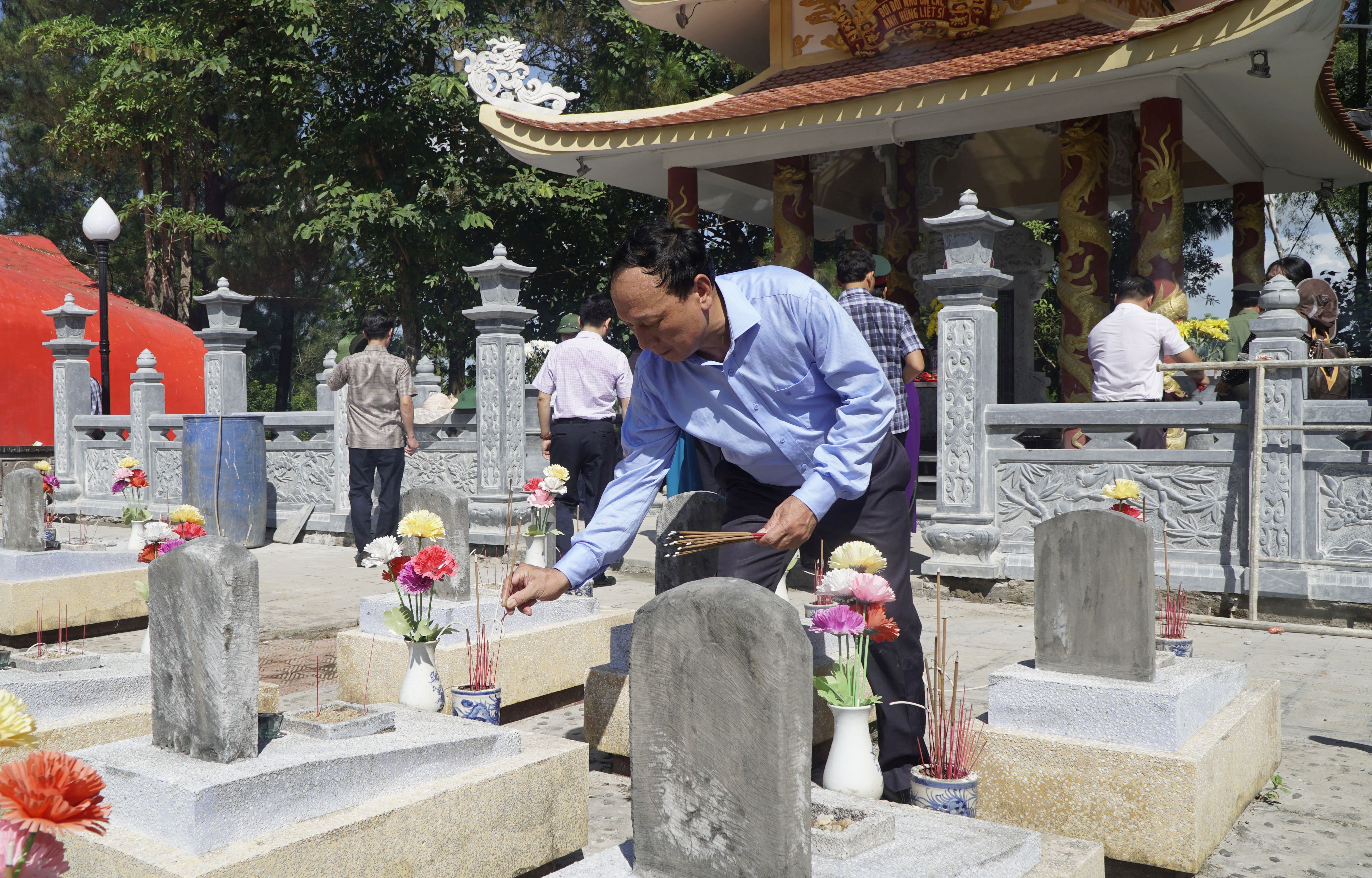 Đồng chí Trần Hải Châu, Phó Bí thư Thường trực Tỉnh ủy, Chủ tịch HĐND tỉnh thắp hương trên các phần mộ liệt sỹ.