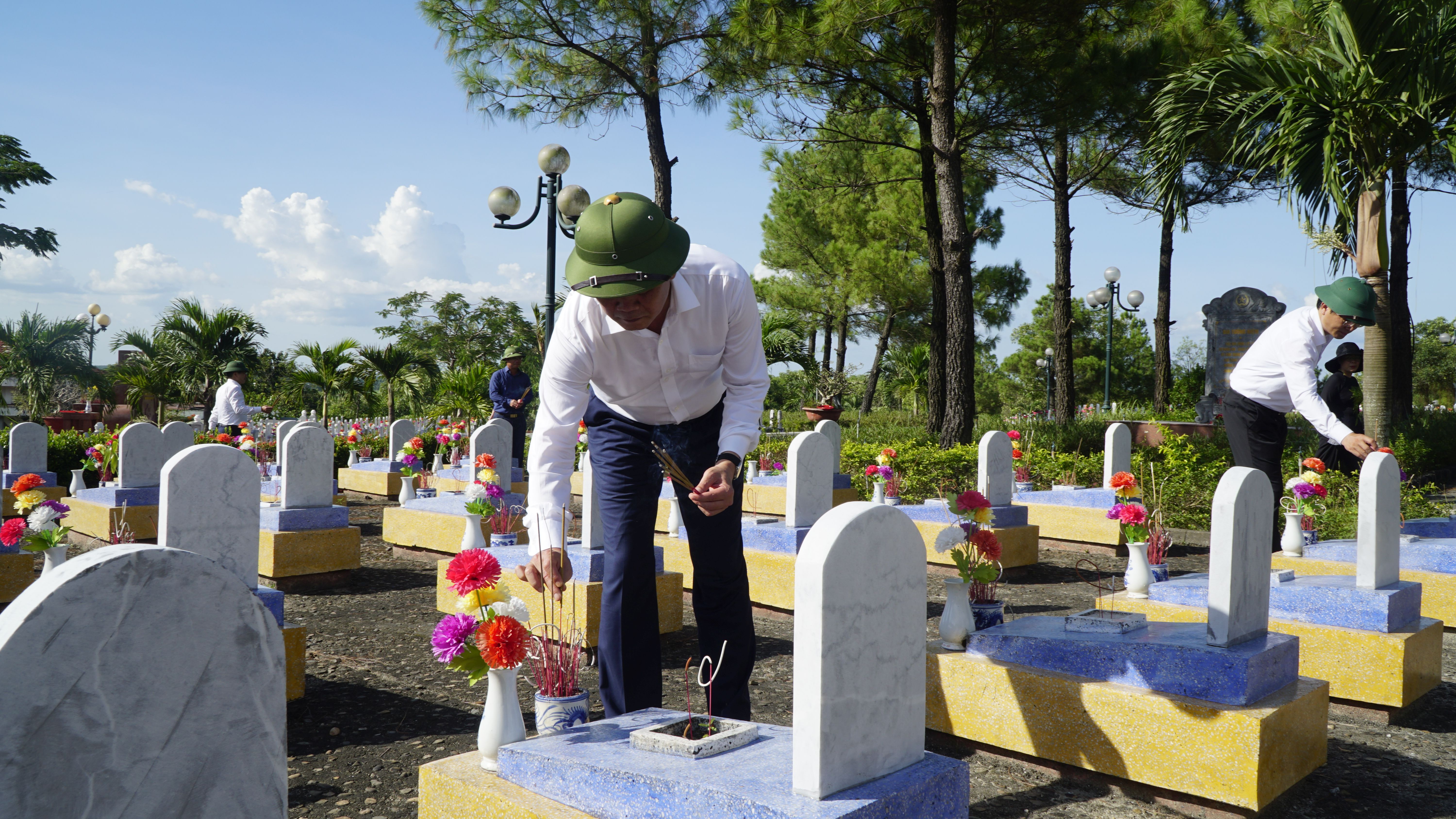 Đồng chí Trần Thắng, Phó Bí thư Tỉnh ủy, Chủ tịch UBND tỉnh thắp hương trên các phần mộ liệt sỹ.