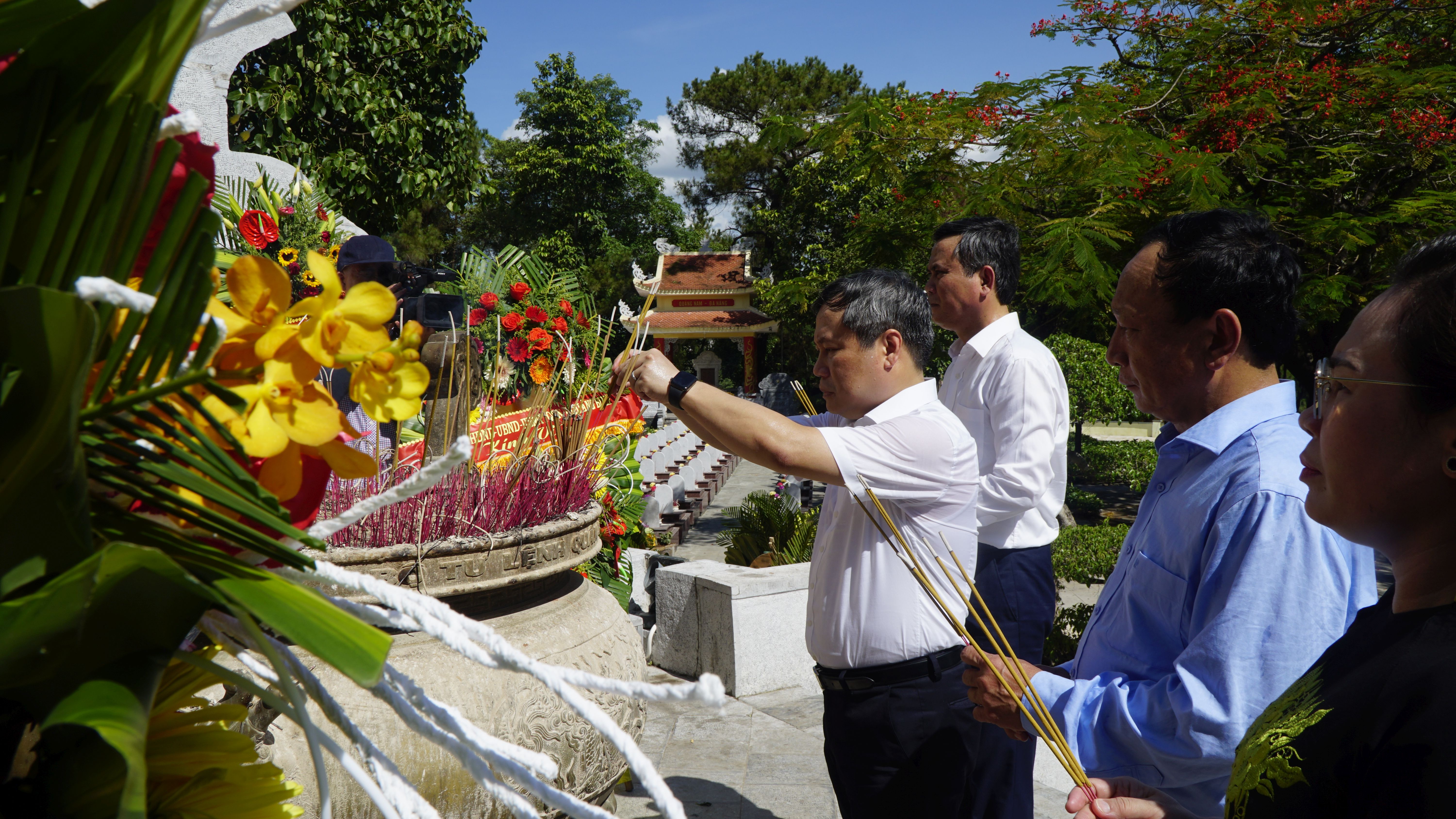 Đồng chí Bí thư Tỉnh ủy Vũ Đại Thắng dâng hương tại Nghĩa trang liệt sỹ Quốc gia Trường Sơn.