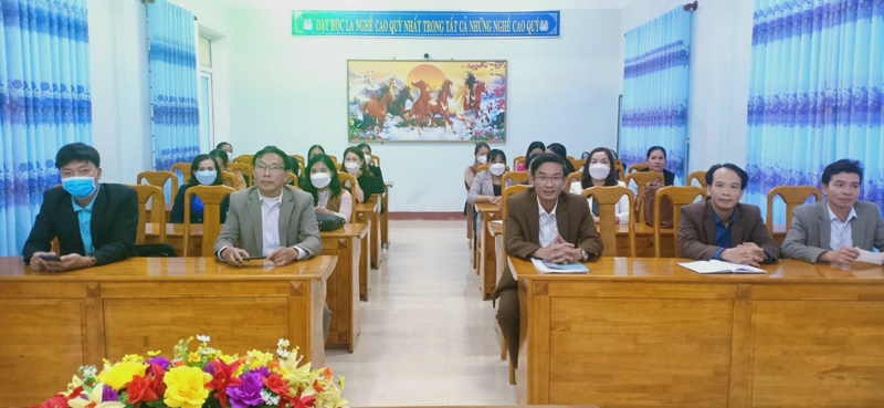 Một buổi sinh hoạt chi bộ tại Trường THCS Tân Thủy với nhiều nét đổi mới.