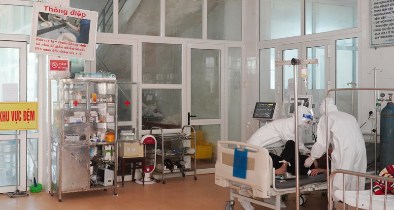 Các y bác sĩ Bệnh viện đa khoa Khu vực Bắc Quảng Bình tiếp nhận bệnh nhân mắc Covid-19 nhập viện điều trị.