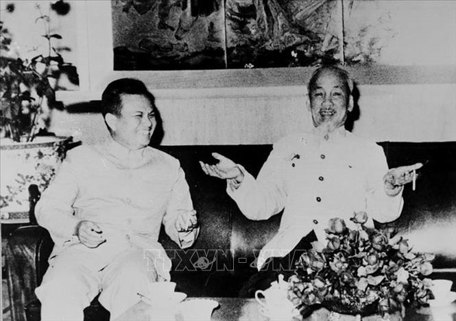 Chủ tịch Hồ Chí Minh tiếp và nói chuyện thân mật với đồng chí Kaysone Phomvihane, Trưởng đoàn đại biểu Đảng và Mặt trận Lào yêu nước sang thăm hữu nghị Việt Nam (1966). Ảnh: Tư liệu TTXVN