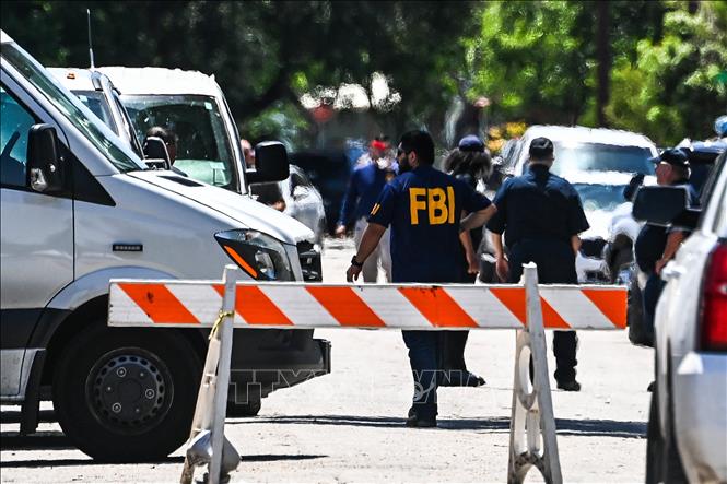 Nhân viên Cục Điều tra Liên bang được triển khai tại hiện trường một vụ xả súng ở bang Texas, Mỹ, ngày 25/5/2022. Ảnh tư liệu: AFP/TTXVN