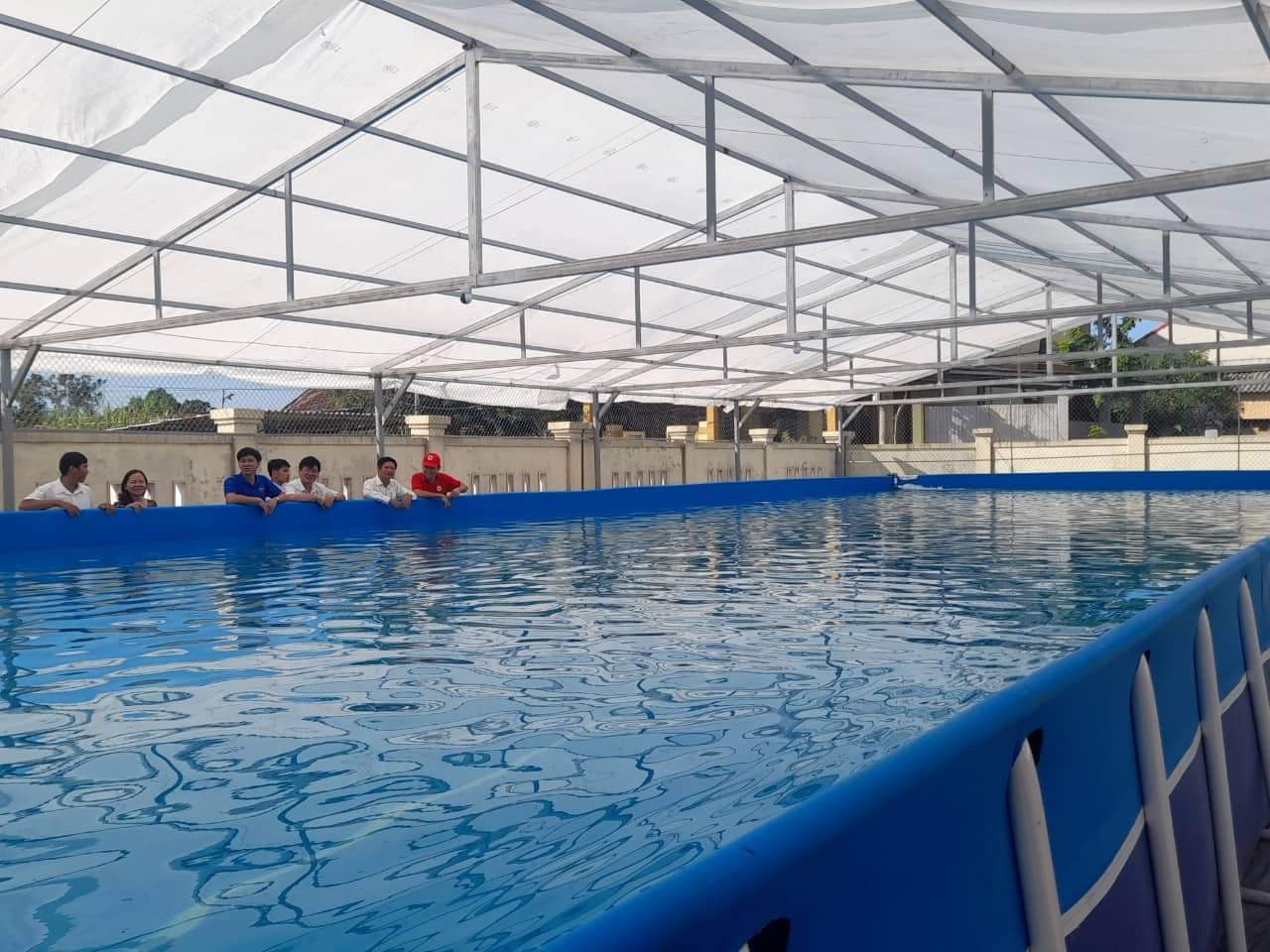 Bể bơi di động do Hội từ thiện Vinaconex và những người bạn ở Hà Nội hỗ trợ xây dựng.