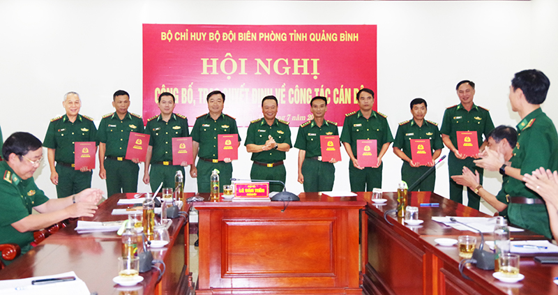 Đại tá Trịnh Thanh Bình, Tỉnh ủy viên, Chỉ huy trưởng trao quyết định cho các đồng chí cán bộ được thăng quân hàm đại tá, thượng tá.