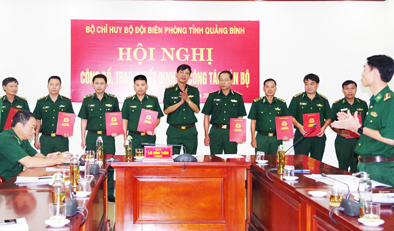 Đại tá Lê Văn Tiến, Bí thư Đảng ủy, Chính ủy BĐBP Quảng Bình trao quyết định cho các đồng chí được điều động, bổ nhiệm và nghỉ hưu đợt tháng 7-2022.