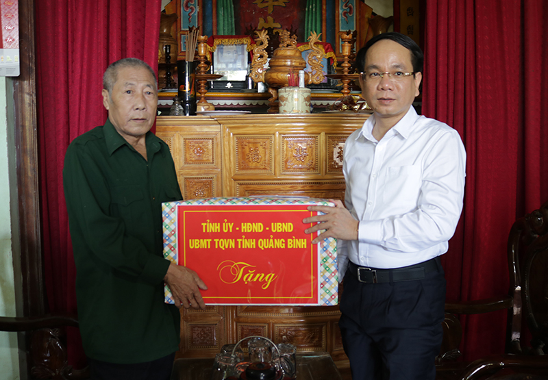 Đồng chí Phó Chủ tịch UBND tỉnh Phan Mạnh Hùng tặng quà cho thương binh Nguyễn Tấn Bắc.