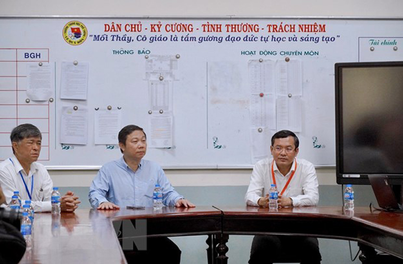 Thứ trưởng Bộ GD&ĐT Nguyễn Văn Phúc (phải) làm việc cùng lãnh đạo Sở GD&ĐT TP Hồ Chí Minh tại điểm thi trường THCS Lê Quý Đôn (Quận 3) trong đợt kiểm tra thi. Ảnh: Hồng Giang/TTXVN.