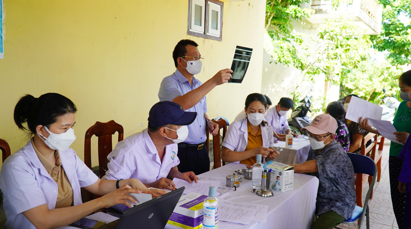 CDC Quảng Bình khám sàng lọc phát hiện chủ động bệnh lao  cho người dân xã Phù Hóa.