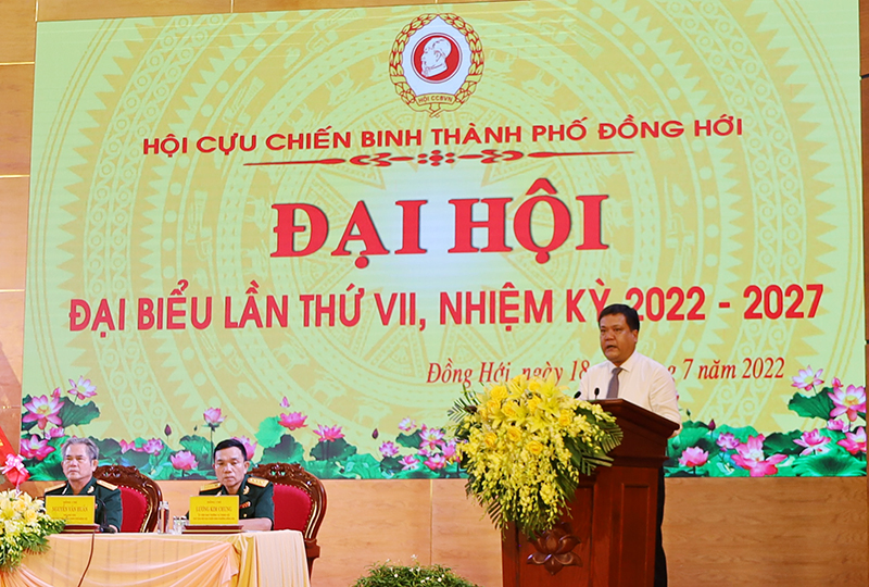 Đồng chí Bí thư Thành ủy Đồng Hới Trần Phong phát biểu tại đại hội.