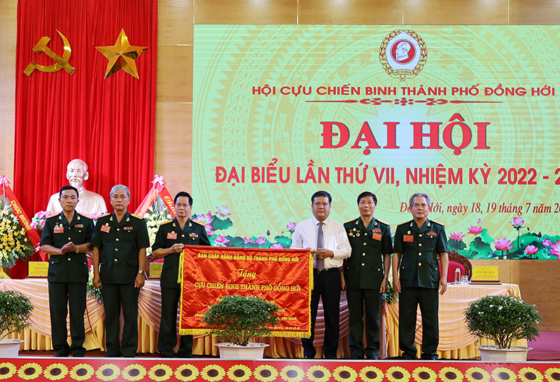 Đồng chí Bí thư Thành ủy Đồng Hới Trần Phong tặng bức trướng chúc mừng đại hội.