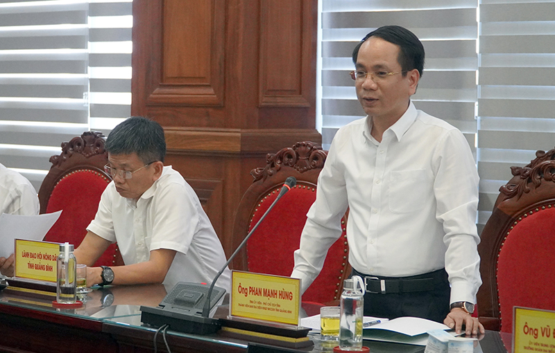 Đồng chí Phó Chủ tịch UBND tỉnh, Trưởng Ban đại diện HĐQT NHCSXH Phan Mạnh Hùng phát biểu tại buổi làm việc.