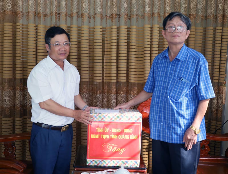 Đồng chí Cao Văn Định thăm hỏi, tặng quà tại gia đình ông Đinh Quốc Việt, sinh năm 1952, là thương binh hạng 1/4, hiện trú tại thị trấn Quy Đạt, huyện Minh Hóa. 