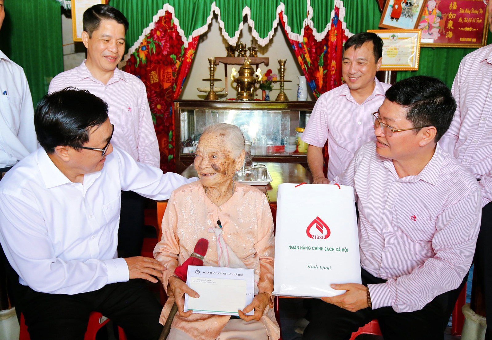 Đồng chí Dương Quyết Thắng và lãnh đạo Chi nhánh NHCSXH tỉnh thăm, tặng quà Bà mẹ VNAH Nguyễn Thị Can