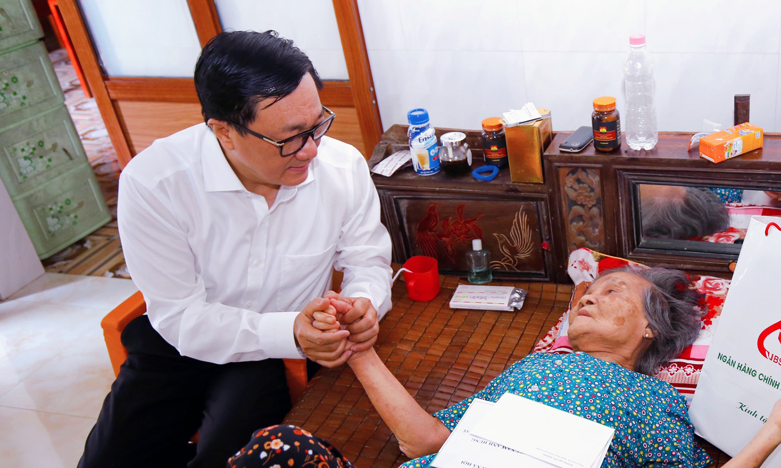 Đồng chí Dương Quyết Thắng ân cần thăm hỏi Bà mẹ VNAH Nguyễn Thị Tôi