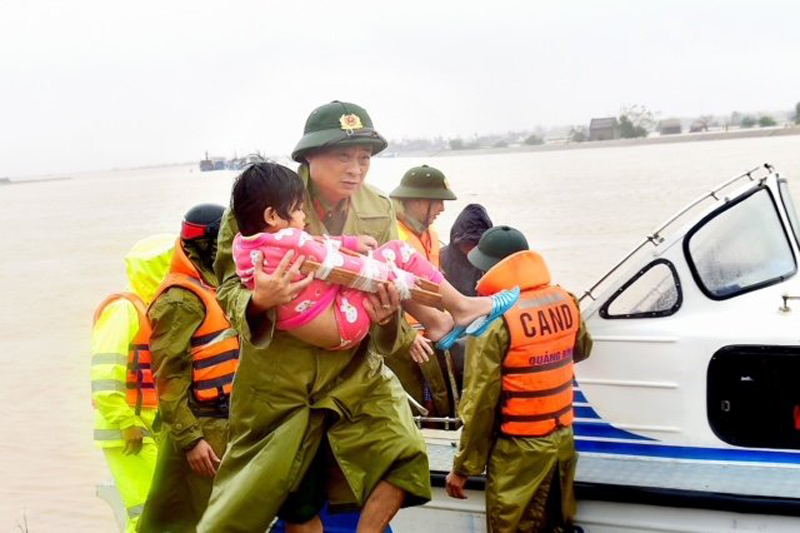 Lực lượng CSND tham gia giúp dân trong bão, lũ.