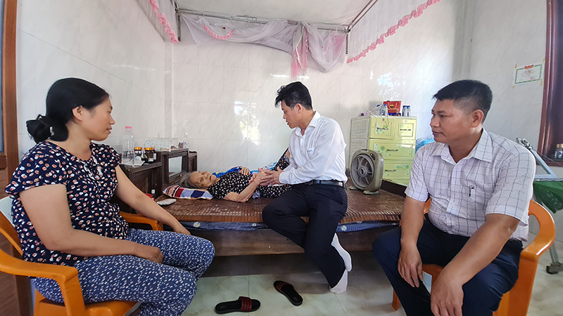 Đồng chí Trưởng ban Dân vận Tỉnh ủy  Lê Văn Bảo thăm hỏi sức khoẻ VNAH Nguyễn Thị Tôi.