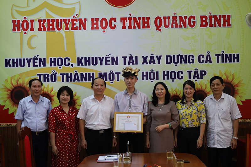 Thường trực Hội Khuyến học tỉnh, các thầy cô chúc mừng em Trần Lê Bảo Lâm.