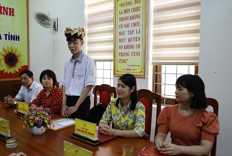 Em Trần Lê Bảo Lâm phát biểu cảm ơn đến tất cả sự quan tâm của mọi người và sự động viên kịp thời của Hội Khuyến học tỉnh.