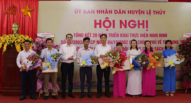 Đồng chí Nguyễn Đức Hải, Phó Tổng giám đốc NHCSXH Việt Nam tặng giấy khen của Tổng giám đốc NHCSXH Việt Nam cho các tập thể, cá nhân.