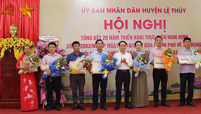 Đồng chí Phan Mạnh Hùng, TUV, Phó Chủ tịch UBND tỉnh tặng giấy khen của Ban đại diện HĐQT NHCSXH tỉnh cho các tập thể, cá nhân.
