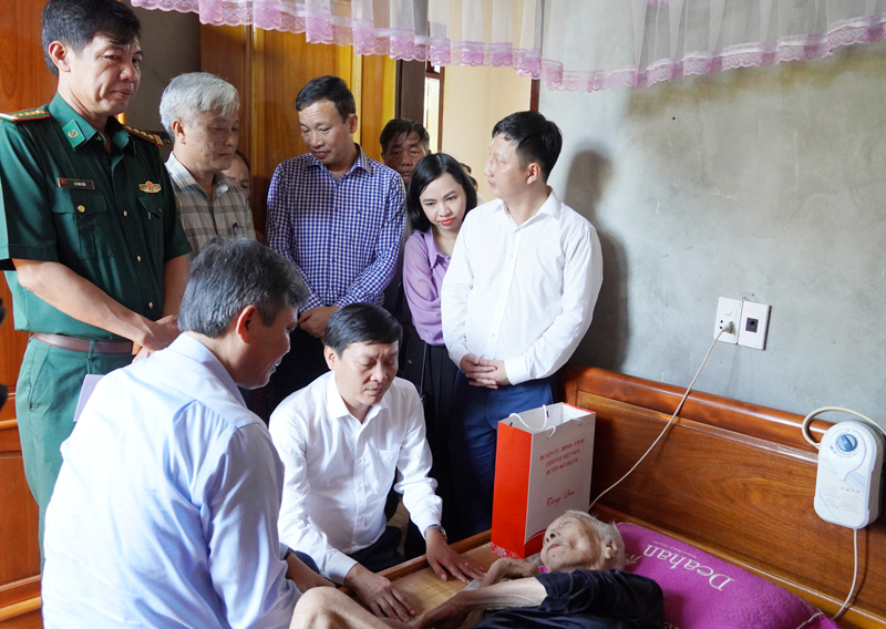 Đồng chí Chủ tịch UBND tỉnh Trần Thắng thăm hỏi, tặng quà cho Mẹ Việt Nam anh hùng Nguyễn Thị Nhẹ.