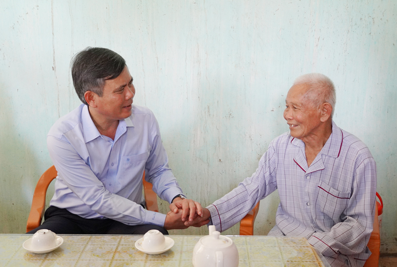 Đồng chí Chủ tịch UBND tỉnh Trần Thắng thăm hỏi tình hình đời sống, sức khỏe thương binh 4/4 Nguyễn Trọng Sen.