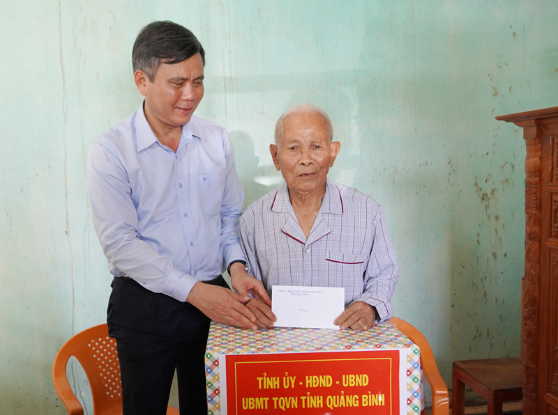 Đồng chí Chủ tịch UBND tỉnh Trần Thắng tặng quà cho thương binh 4/4 Nguyễn Trọng Sen.