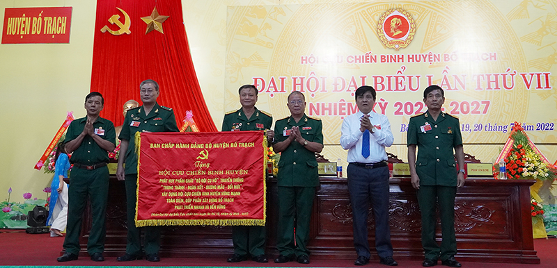 Đồng chí Bí thư Huyện ủy Bố Trạch Lê Công Toán tặng bức trướng chúc mừng đại hội.