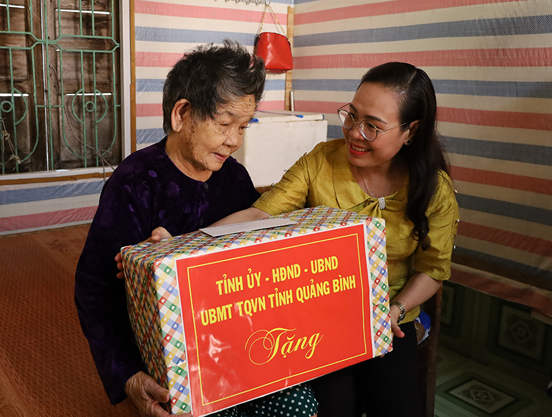 Chủ tịch Ủy ban MTTQVN tỉnh Phạm Thị Hân tặng quà Mẹ VNAH Nguyễn Thị Trữ (sinh năm 1930), ở TDP 10, phường Nam Lý.