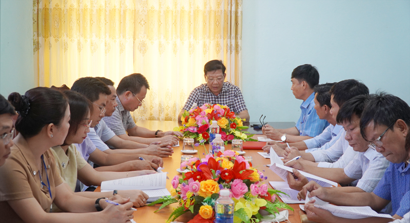 Bác sĩ Phan Thanh Hải, Phó Giám đốc Sở Y tế chủ trì làm việc với các đơn vị y tế trên địa bàn huyện Lệ Thủy để triển khai kịp thời các giải pháp dập dịch SXH.