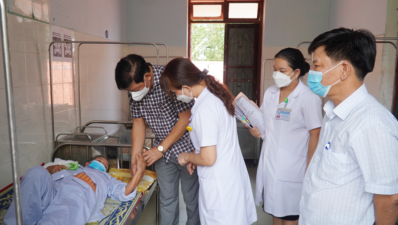 Bác sĩ Phan Thanh Hải, Phó Giám đốc Sở Y tế kiểm tra công tác điều trị và thăm hỏi động viên bệnh nhân SXH tại Bệnh viện đa khoa huyện Lệ Thủy.