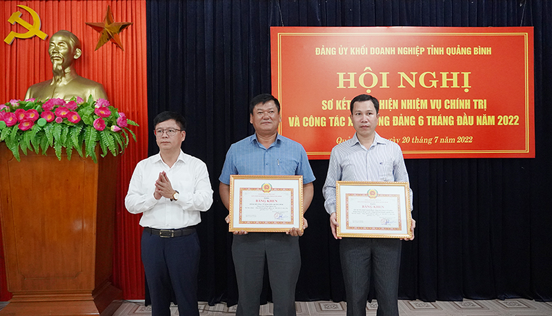 Đồng chí Bí thư Đảng ủy Khối DN tỉnh Phạm Quang Ánh trao bằng khen của Ban Thường vụ Tỉnh ủy cho các tổ chức đảng hoàn thành xuất sắc nhiệm vụ 5 năm liền, giai đoạn 2017-2021.