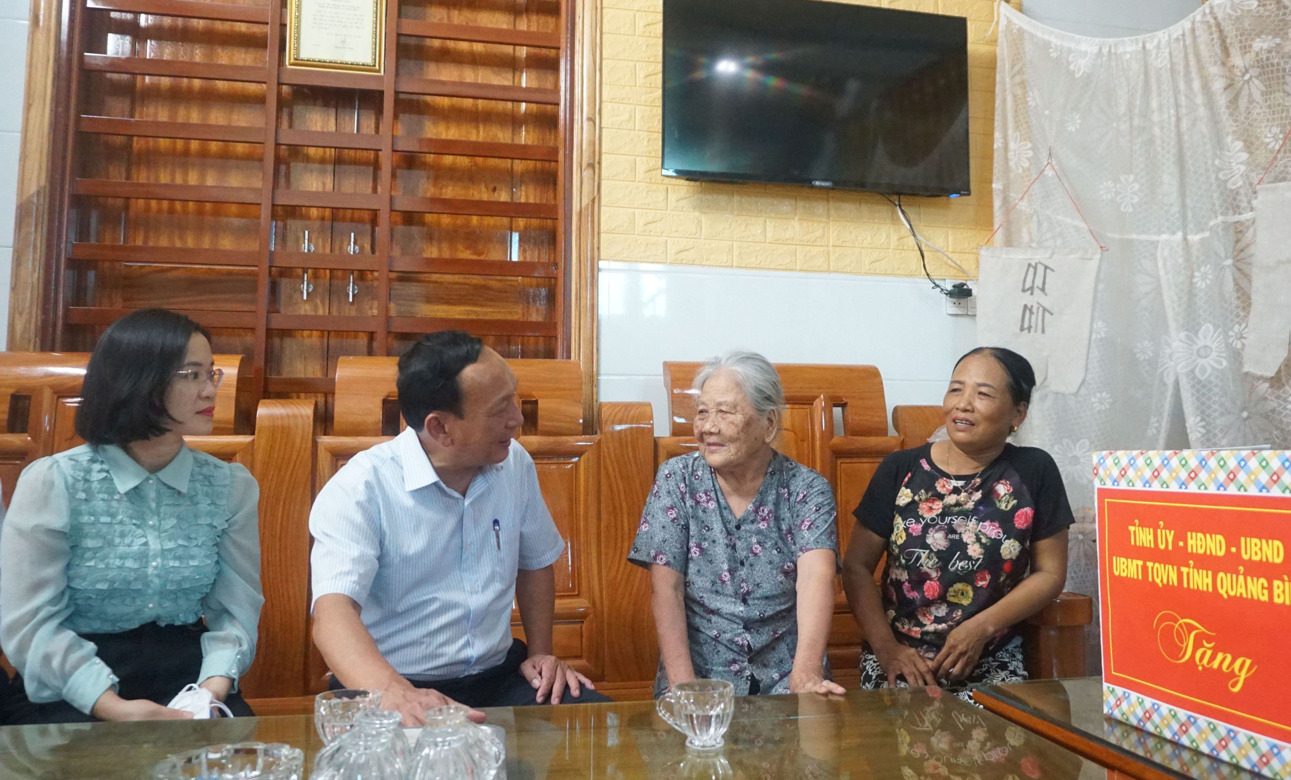Đồng chí Phó Bí thư Thường trực Tỉnh ủy ân cần thăm hỏi sức khỏe Mẹ Việt Nam anh hùng Hoàng Thị Hy.