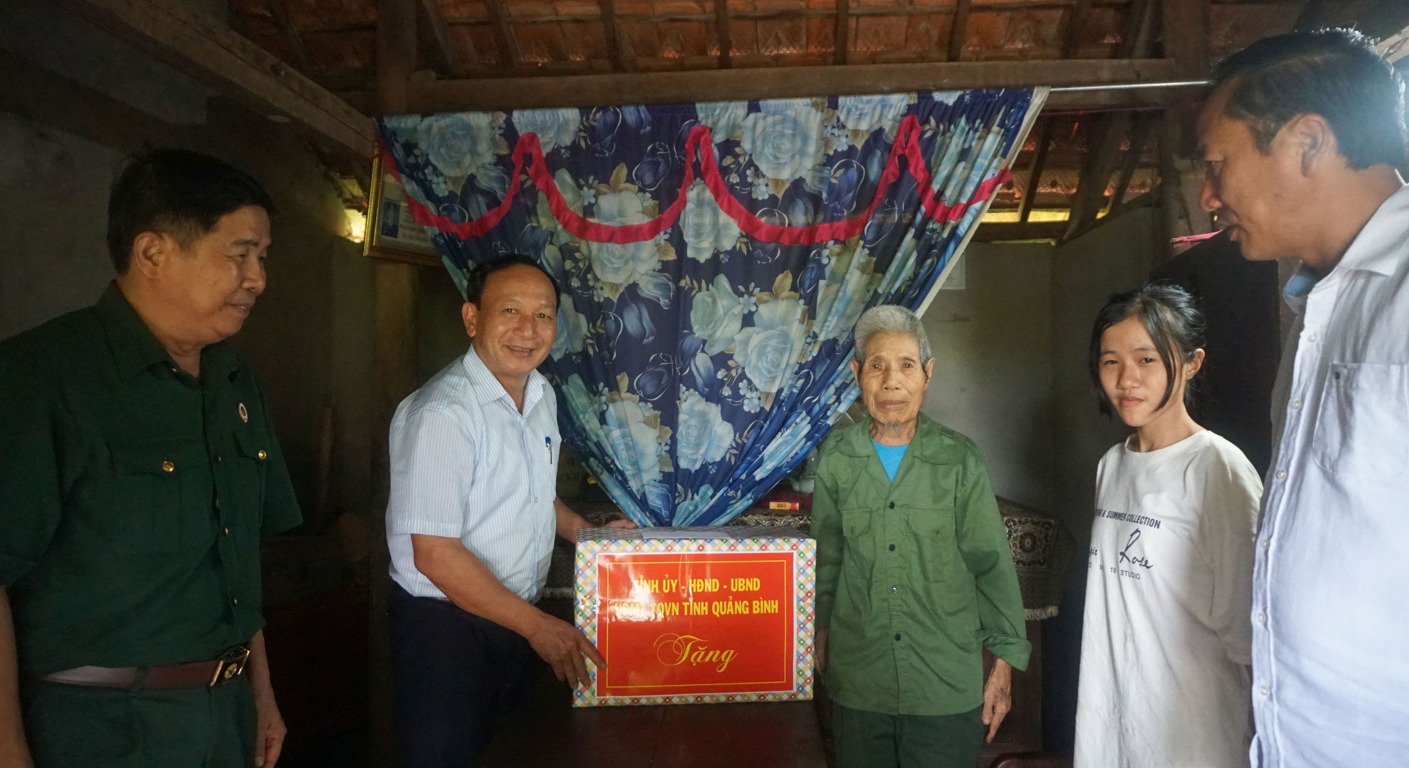Đồng chí Phó Bí thư Thường trực Tỉnh ủy tặng quà cho ông Phạm Thanh Bình.