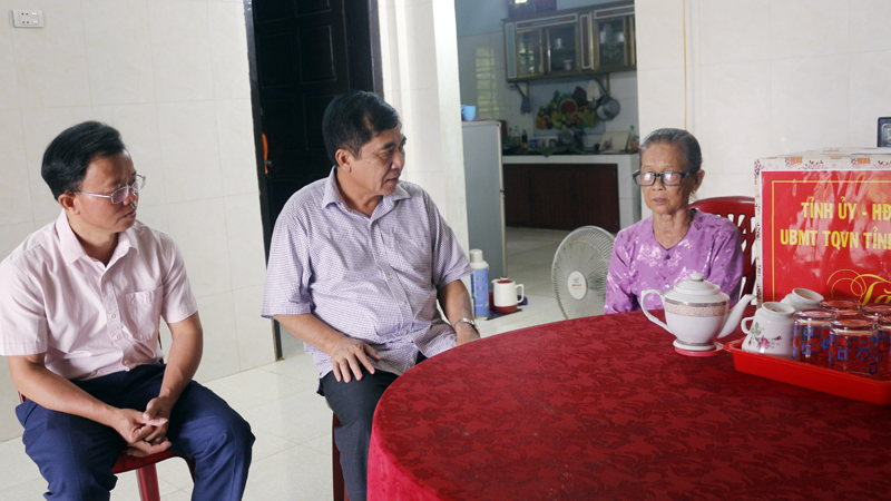 Đồng chí Phó Chủ tịch Thường trực UBND tỉnh Đoàn Ngọc Lâm thăm hỏi bà Lương Thị Hậu.