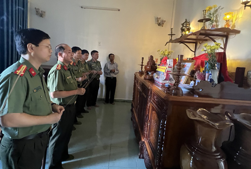Đoàn công tác do đồng chí Giám đốc Công an tỉnh đã đến thắp hương, thăm hỏi gia đình liệt sỹ CAND Nguyễn Anh Tuấn.