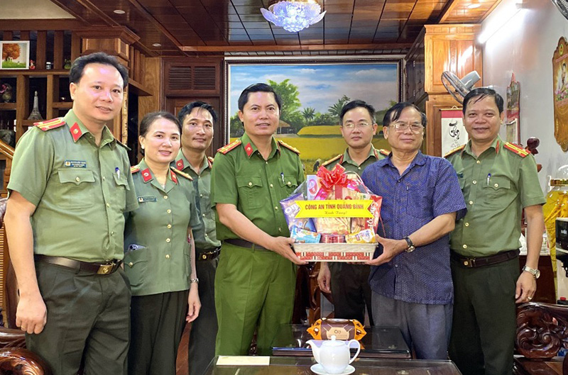 Đại tá Nguyễn Tiến Hoàng Anh, Phó Giám đốc Công an tỉnh thăm, tặng quà đồng chí Nguyễn Văn Hiệu, nguyên Phó Giám đốc Công an tỉnh.