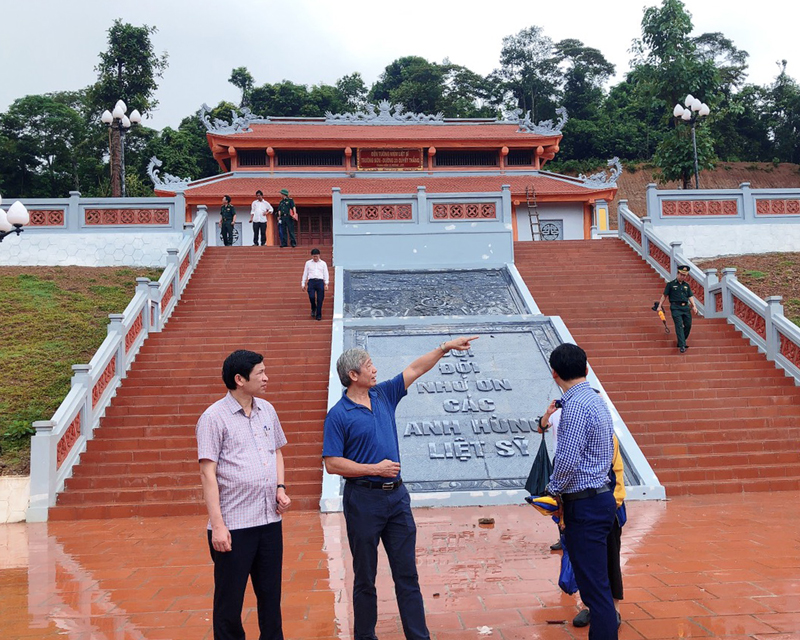 Đồng chí Phó Chủ tịch UBND tỉnh Hồ An Phong kiểm tra công trình đền tưởng niệm trước ngày khánh thành.