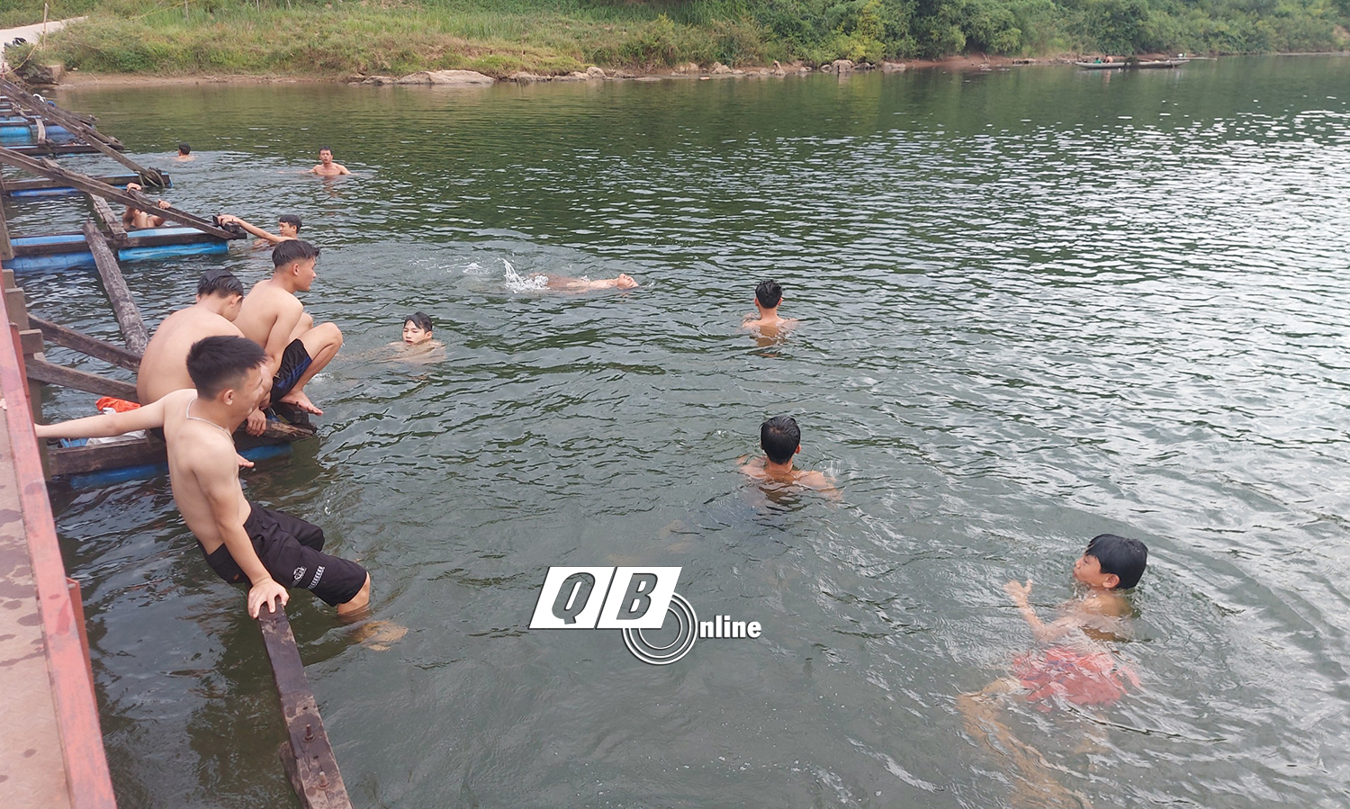 Tại bãi tắm thôn Đồng Phú, xã Đồng Hóa (Tuyên Hóa), không cần khởi động, những thiếu niên này lao mình xuống dòng sông mà không có phao hay áo phao.