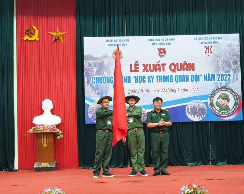 Đại tá Trương Như Ý, Ủy viên Ban Thường vụ Đảng ủy Quân sự tỉnh trao cờ xuất quân cho các em học viên