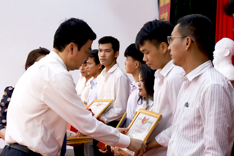 Trao thưởng cho 11 HS, SV có thành tích xuất sắc trong học tập.