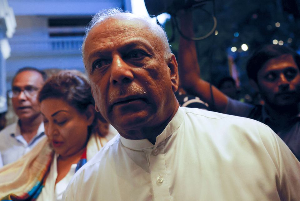 Ông Dinesh Gunawardena đã tuyên thệ nhậm chức Thủ tướng Sri Lanka. Ảnh: Reuters