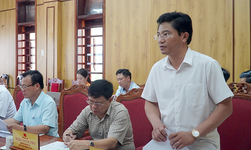 Đồng chí Trương An Ninh, Ủy viên Ban Thường vụ Tỉnh ủy, Bí thư Thị ủy Ba Đồn báo cáo tình hình 6 tháng đầu năm, nhiệm vụ 6 tháng cuối năm